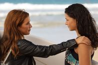 Reef Break – Cat Chambers (Poppy Montgomery, l.); Petra Torrance (Tamala Shelton, r.)