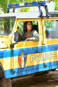 Death in Paradise – DS Florence Cassell (Joséphine Jobert) ist zurück. Ihr nächster Fall befasst sich mit dem geheimnisvollen Mord einer jungen Journalistin. Warum musste sie sterben und wer steckt dahinter?