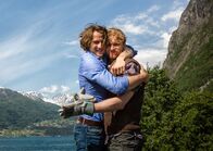 Unterm Eis – Die Brüder Isak (David Rott, li.) und Jonas (Lucas Prisor) verstehen sich wie beste Freunde.