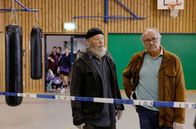 Rentnercops – Bielefelder (Bill Mockridge, l.) und Klaus Schmitz (Hartmut Volle, r.) inspizieren den Tatort. Handballtrainer Rainer Teichmann ist kaltblütig ermordet worden