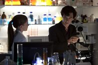 Sherlock – Molly Hooper (Louise Brealey, l.); Sherlock Holmes (Benedict Cumberbatch, r.)