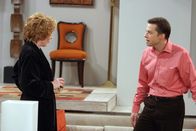 Two and a Half Men – Evelyn (Holland Taylor, l.) bittet Alan (Jon Cryer, r.) und Charlie eine große Party für sie zu veranstalten ...