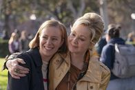 Hacks – Deborah (Jean Smart, r.) und Ava (Hannah Einbinder, l.) sind glücklich. Deborahs Lebenstraum einer eignen Late-Night-Show ist zum Greifen nah. Doch dann ergeben sich Komplikationen.
