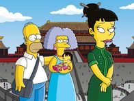 Die Simpsons – Selma (M.) entschließt sich, ein Kind zu adoptieren. Und da dies am einfachsten in China sein soll, fliegt sie mit der gesamten Familie Simpson nach Peking, wobei Homer (l.) sich als ihr Ehemann ausgeben muss ...