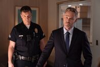 The Rookie – Sergeant Grey und Officer Nolan (Nathan Fillion, l.) durchsuchen das Haus von James Murray, um nach Hinweisen zu suchen. Dabei stoßen sie auf Informationen, die alles verändern. Wesley Evers (Shawn Ashmore, r.) ist nachdenklich.