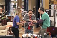 The Big Bang Theory – (v.li.) Kaley Cuoco (Penny), Johnny Galecki (Leonard Hofstadter), Jim Parsons (Sheldon Cooper).