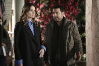 Castle – Ermitteln im Mordfall einer jungen Schauspielerin: Beckett (Stana Katic, l.) und Esposito (Jon Huertas, r.) ...