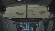 Mayday - Alarm im Cockpit – REENACTMENT - Die Piloten von Atlas Air Flug 3591 kämpfen verzweifelt darum, ihr Flugzeug zu bergen, während es auf das sumpfige Wasser der Trinity Bay in der Nähe von Houston, Texas, stürzt. (Cineflix 2022)