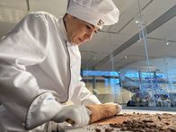 P.M. Wissen – Maître Chocolatier Aiga Müller vom Schokoladenmuseum Köln in Deutschland. Für P.M. Wissen kostet sie die Urschokolade, wie sie vor über 5000 Jahren zubereitet wurde: mit zerriebenen Kernen der Kakao-Bohne.