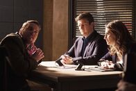 Castle – Obwohl sich Kate (Katic Stana, r.) und Castle (Nathan Fillion, M.) sicher sind, dass sie vor einem Massenmörder sitzen, können sie Jerrys (Michael Mosley, l.) Identität nicht beweisen ...