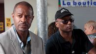 Death in Paradise – Leon Hamilton (Jeff Alexander, l.) soll den Gefangenen Vincent Carter (Colin Salmon, r.) nach Sainte Marie eskortieren.