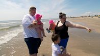 Mein Leben mit 300 kg – Doug and his family are at the beach.