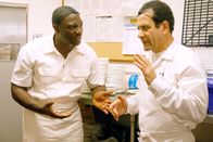 Monk – (v.li.) Adewale Akinnuoye-Agbaje (Samuel Waingaya), Tony Shalhoub (Adrian Monk).