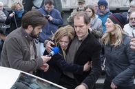 Unschuldig – Großes Medieninteresse an dem spektakulären Freispruch für Alex: Journalisten (Christoph Jöde und Kristina Pauls) bedrängen Marion Mosbach (Anna Loos) und ihren Mann Uwe (Godehard Giese). - Foto aus Teil 1 -
