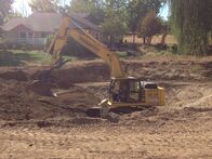 Der Pool-Profi – The crew digging out the ground for the pool.