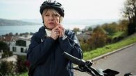 Puls – Puls E-Bikes und E-Trottinetts – Rasantes Risiko auf zwei Rädern «Puls»-Host Daniela Lager beim Festmachen ihres Velohelms Copyright: SRF