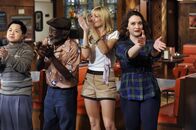 2 Broke Girls – Super-Kollegen: Gemeinsam meistern der Restaurantbesitzer Han (Matthew Moy, l.), der Mitarbeiter Earl (Garrett Morris, 2.v.l.) und die Kellnerinnen Caroline (Beth Behrs, 2.v.r.) und Max (Kat Dennings, r.) den Alltag im Williamsburg Diner.