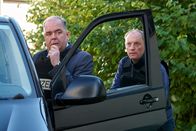 Heldt – Hauptkommissar Grün (Timo Dierkes, l.) koordiniert über Funk das SEK, das sich auf die Befreiung von Kommissar Heldt vorbereitet. Auch Polizeihauptmeister Mario Korthals (Steffen Will, r.) ist einsatzbereit.