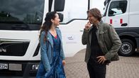 Rote Rosen – Ben (Hakim Michael Meziani, r.) ist baff, als Tina (Katja Frenzel, l.) sich als die bessere LKW-Fahrerin entpuppt.