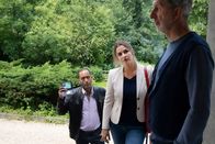 Watzmann ermittelt – Vor der Probe bespricht Johanna (Ines Lutz, M.) mit Chorleiter Christoph Horvath (Rufus Beck, r.) einen Podcast, da kommt Jerry (Peter Marton, l.) dazu, um die Chormitglieder zu befragen.