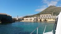 freizeit – Der Thunfisch-Fang bestimmte über Jahrhunderte das Leben der Bewohner von Favignana. Bis zu 600 Menschen arbeiteten in der Tonnara (siehe Foto), der Thunfisch-Fabrik. Heute ist das Gebäude ein Museum, in dem den Gästen in vielen Installationen und an Original-Schauplätzen die Geschichte des Thunfisch-Fangs und dessen Verarbeitung nahe gebracht wird.