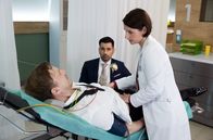 In aller Freundschaft – Prof. Dr. Maria Weber (Annett Renneberg) untersucht Sebastian Levy (Sebastian Achilles), der auf seiner eigenen Hochzeit mit starken Bauchschmerzen zusammengebrochen ist. Dr. Ilay Demir (Tan Caglar, mi.) war auch Gast, denn die Braut ist seine Ex-Freundin aus Jugendtagen.