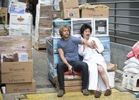 Navy CIS: L.A. – Rio (Bobby Lee, r.) hat nicht damit gerechnet, dass er so schnell von Deeks (Eric Christian Olsen, l.) und seinen Kollegen geschnappt wird ...