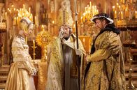 Wolf Hall – Die politische Hochzeit zwischen Anna von Kleve (Dana Herfurth, li.) und Henry VIII. (Damian Lewis, re.) wird vollzogen.