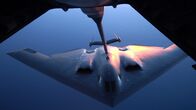 B-2 - Unsichtbare Schwingen – Nicht nur die ungewöhnliche Form des B2, auch eine spezielle Beschichtung sorgt dafür, dass Radarwellen absorbiert oder gespalten werden.