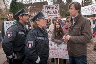 Notruf Hafenkante – Bäckermeister Mittelbach (Martin Armknecht, r.) ist das Sprachrohr eines aufgewühlten Mobs gegen die Unterbringung des Gewaltstraftäters Zühl in ihrer Nachbarschaft. Claudia (Janette Rauch) und Tarik (Serhat Cokgezen, l.) versuchen zu beruhigen.