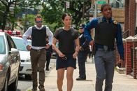 Elementary – Bei den Ermittlungen in einem neuen Mordfall: Sherlock Holmes (Jonny Lee Miller, l.), Joan Watson (Lucy Liu, M.) und Detective Bell (Jon Michael Hill, r.) ...