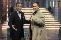 Lachen mit Peter Alexander – Erster Weihnachtsfeiertag, 20.15 Uhr im Deutschen Fernsehen - das war über viele Jahre der Abend, an dem Peter Alexander mit seinen legendären Shows Millionen vor den Fernseh-Geräten versammelte und jung und alt gleichermaßen begeisterte. Genau 25 Jahre nach seiner letzten großen Show, genau 25 Jahre nach seinem Abschied von der Show-Bühne, es war 1996 die ZDF Show "Was sind schon 70 Jahre", erinnern das NDR und SWR Fernsehen an den größten, vielseitigsten und legendärsten Entertainer im deutschsprachigen Fernsehen. Die Peter Alexander Show, hier mit Hape Kerkeling am 23.12.1992.