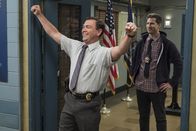 Brooklyn Nine-Nine – Charles Boyle (Joe Lo Truglio, l.); Jake Peralta (Andy Samberg, r.)