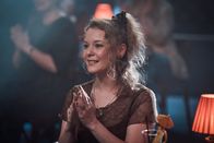 Olivia – Marlene Stelling (Angelina Häntsch) steht Olivia Jones unverbrüchlich als Freundin zur Seite.