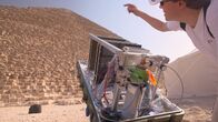 Die Geheimnisse der Cheops-Pyramide – Vor der Cheopspyramide werden Teleskope des CEA aufgestellt.