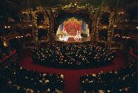 Das Phantom der Oper – Opernhaus und Bühne erstrahlen in vollem Glanz.