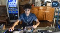 Die Pfefferkörner – Tarun (Caspar) in seinem Element. Beim Programmieren schaut ihm PK006 über die Schulter.