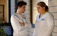 In aller Freundschaft – Miriam Schneider (Christina Petersen) hat sich mit ihrer Mutter gestritten und ist nun traurig. Kris Haas (Jascha Rust) kennt die Streitereien mit Eltern nur zu gut und versucht Miriam zu trösten. Wichtig ist, zu ergründen, ob die Sache den Streit wert war und wenn ja, dann muss man ihn auch aushalten.