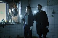 Polizeiruf 110 – Brasch (Claudia Michelsen) und Köhler (Matthias Matschke) durchsuchen das Gebäude.