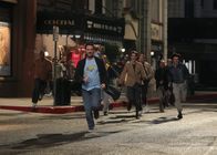 The Big Bang Theory – Nachdem Sheldon keine Karten mehr für die neue Version des Indiana Jones-Films "Jäger des verlorenen Schatzes" bekommen hat, klaut er die Filmrolle. Und schon ist eine aufgebrachte Meute, darunter auch Wil Wheaton (Wil Wheaton, vorne), hinter ihm und seinen Freunden her ...