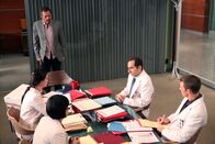 Dr. House – (im Uhrzeigersinn v.vo.) Dr. Chi Park (Charlyne Yi), Dr. Adams (Odette Annable), Dr. House (Hugh Laurie), Dr. Taub (Peter Jacobson) und Dr. Chase (Jesse Spencer) besprechen den Fall des kleinen Lue, der das Team vor eine große Herausforderung stellt.