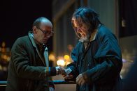 Springflut – Der Buchhändler Ronny (Richard Turpin, l.) ist ein alter Kumpel von Tom Stilton (Kjell Bergqvist, r.) und kümmert sich rührend um ihn.