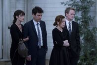 How I Met Your Mother – Ted (Josh Radnor, 2.v.l.), Barney (Neil Patrick Harris, r.), Lily (Alyson Hannigan, 2.v.r.) und Robin (Cobie Smulders, l.) sind zur Beerdigung von Marshalls Vater Marvin nach Minnesota gefahren. Dort versucht jeder, seine geeignete Funktion zu finden ...