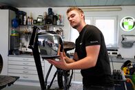 Hoagascht – Puch Motorrad-Sammmler Manuel Schuster beim Restaurieren eines Tanks, aufgenommen während ServusTV's "Heimatleuchten" in Aigen, St. Martin im Sulmtal am 27.08.2024