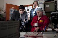 Der letzte Bulle – Mick (Henning Baum, hinten) und Andreas (Maximilian Grill, l.) haben schon bald einen Verdächtigen im Visier: Tankstellenpächter und Schwulenhasser Eberhard Hauptmann (Götz Schubert, r.) ...