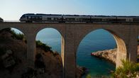 alpha-expedition: Mit dem Zug ... – Viadukt vor dem Dörfchen Niolon. Darunter führt einer der schönsten Wanderwege an der Cote Bleue hindurch, überhaupt bietet sich die Bahn für Wanderer hervorragend an.