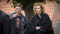Das Begräbnis – Böcki (Gustav Schmidt) und Lola (Adina Vetter) sind Randfiguren der Meuren-Dramedy.