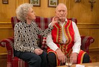 Sturm der Liebe – Vor Hildegard (Antje Hagen, l.) fühlt sich Alfons (Sepp Schauer, r.) Werner gegenüber verpflichtet, die gemeinsame Comedy-Nummer durchzuziehen.