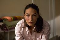 Safe – Katinka (Judith Bohle) vermittelt Nellie, dass ein Trauma durch Wiederholung seine Schrecken verlieren kann.