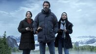 Arctic Apocalypse – Mark (Joel Berti) und seine Frau (Jennifer Lee Wiggins,l.) begeben sich auf die Suche nach ihrer Tochter Brie (Lauren Esposito). Nachdem sie sich gezwungen sehen, ihr Auto zurückzulassen, beginnt für die Familie ein gefährlicher Weg durch die eisbedeckte Landschaft…